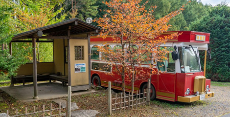 東屋とレトロバス