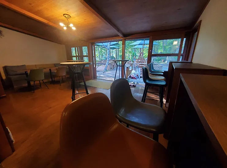 菱野の森のCafe&Bar 時刻表のない待合室